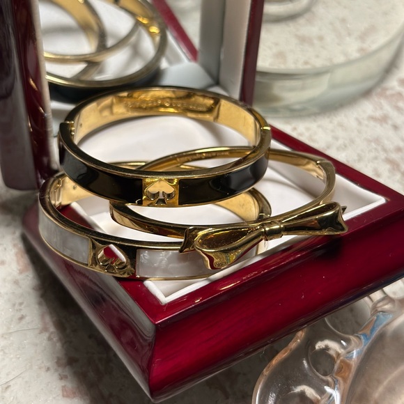 ♠️ Kate Spade Gold Bow Clamper Bracelet - Picture 5 of 5